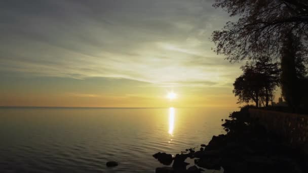 在湖上升起的太阳 — 图库视频影像