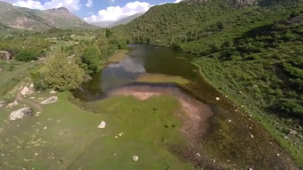 Πτήση Πάνω Από Λίμνη Μικρό Βουνό — Αρχείο Βίντεο