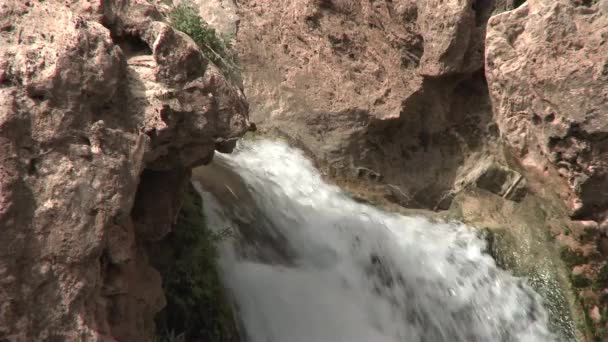 Spitze Des Kleinen Wasserfalls — Stockvideo