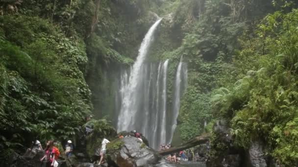 Turistas Uma Grande Cachoeira Uma Floresta Indonésia — Vídeo de Stock