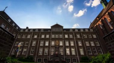 Eski bir bina üzerinden geçerken bulutlar