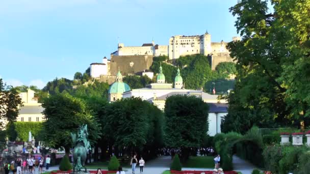 Castillo Salzburgo Austria Con Gente Caminando Cerca Video de stock libre de derechos