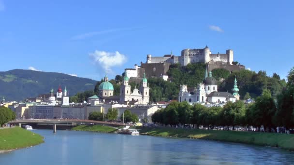 城市由河在萨尔茨堡奥地利 — 图库视频影像