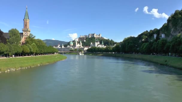 Tittar Ner Älven Från Bron Vid Staden Salzburg Österrike — Stockvideo