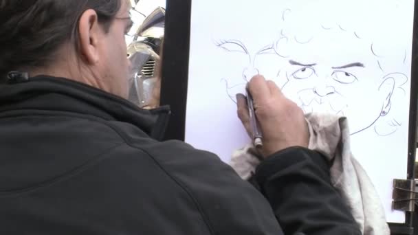 Street Artist Dibuja Una Caricatura Vivo — Vídeos de Stock