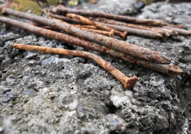 Taştaki paslı çivi