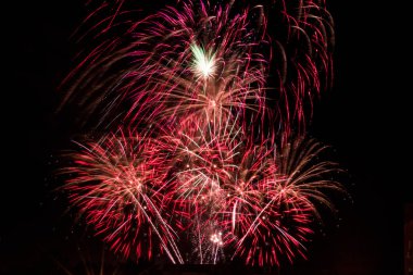 bir selam bir tatil siyah gece gökyüzünde kırmızı yanıp söner