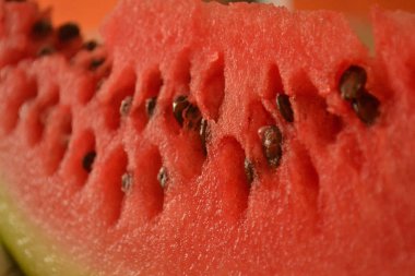 karpuz sulu, kırmızı dilim Karpuzu closeup closeup kemikleri ile