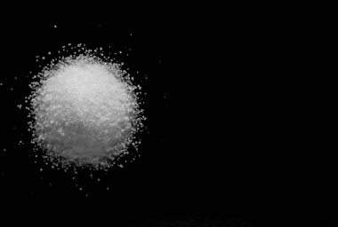 küçük siyah bir zemin üzerine yan görünümünde beyaz şeker yığını