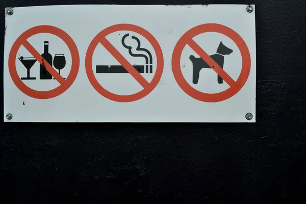 üç siyah bir duvar beyaz zemin üzerine kırmızı işaretleri yasaklayan