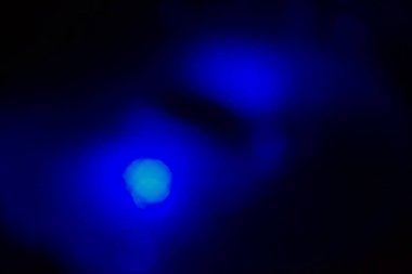 iki soyut mavi ışık karanlıkta odak bokeh etkisi dışında bulanık arka plan;