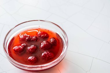 reçel kırık boya tablo üzerinde bir küçük cam kase parlak çilek tayin