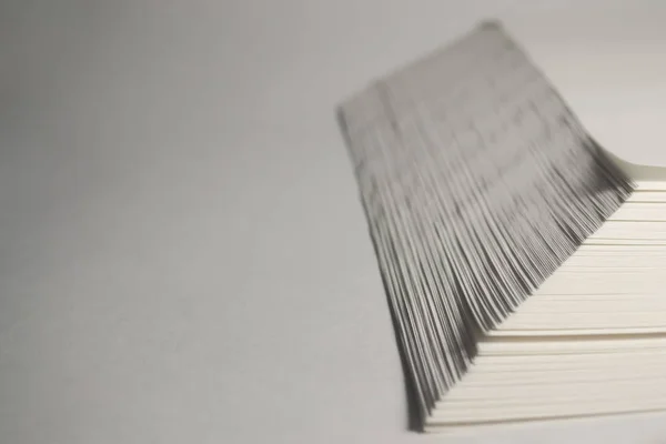 beyaz zemin üzerinde bir yığın izole beyaz kağıt yığınını yatıyor