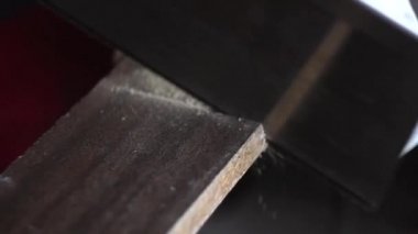 Adam beyaz eldiven ahşap resepsiyon bir testere ile kesme kapatın