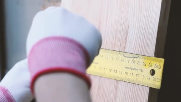 Tutup Tukang Kayu Mengukur Meja Kayu Dengan Pita Kuning Bengkel — Stok Video