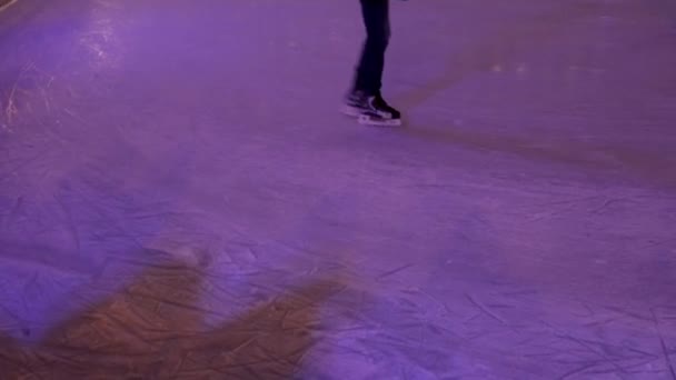 사람들이 저녁에 스케이트장에 스케이트 — 비디오