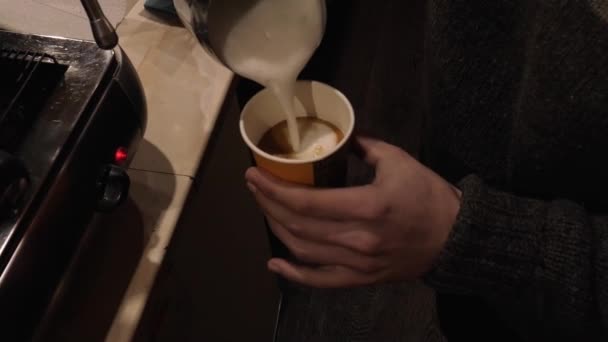 Barista Gießt Café Milch Eine Tasse Schwarzen Kaffee Spätkunst Herstellung — Stockvideo