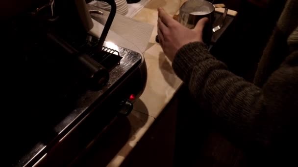 Barista Derrama Leite Xícara Café Preto Café Arte Tardia Fazendo — Vídeo de Stock