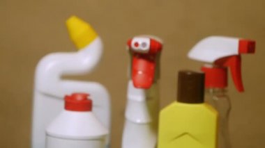 Temizlik ürünleri plastik şişeler. Geri dönüşüm konsepti. Oda temizleme kimyasallarının reklamı. 