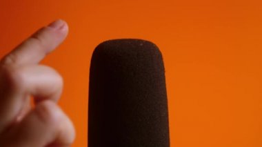 Mikrofon çalışıyor mu diye kontrol et. Ses kontrolü. Podcast kaydı. Ev müziği stüdyosu. Turuncu arkaplan. 