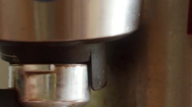 Makineyle kahve yapmak. Kahvaltı için sabah espresso. 