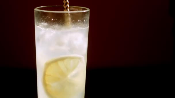 Kaltes Sommergetränk Auf Schwarzem Hintergrund Limonade Mit Eiswürfeln Und Limetten — Stockvideo