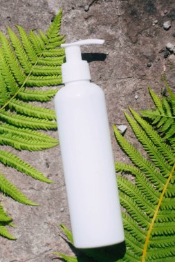 Plastik şişe dağıtıcısı. Eğreltiotu arka plan bırakır. 