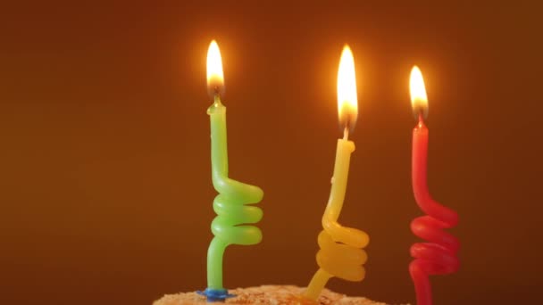 Pastel Cumpleaños Con Velas Encendidas Vídeo Celebrando Concepto Fondo Dorado — Vídeos de Stock