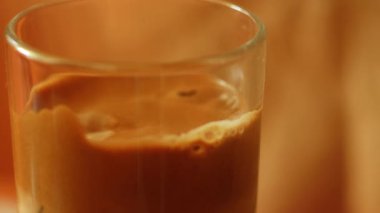 Dalona kahvesini kağıt kamışla karıştır. Soğuk yaz içeceği.