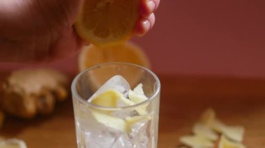  Limonu buzla bardağa sıkıştırmak. Limonata yapıyorum. Soğuk içecekler
