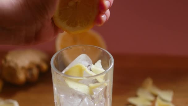 Spremere Limone Nel Bicchiere Con Ghiaccio Preparo Limonata Bibite Fredde — Video Stock