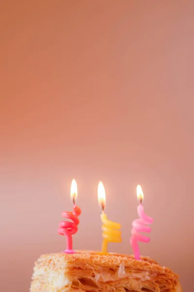 Bolo Com Velas Coloridas Espaço Para Cópia Orientação Vertical — Fotografia de Stock