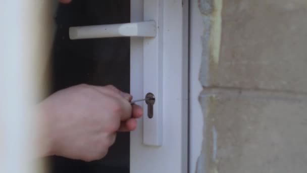Zavřít Muž Otevřít Dveře Zámkem Hlavním Klíčem Běloch Snaží Dostat — Stock video