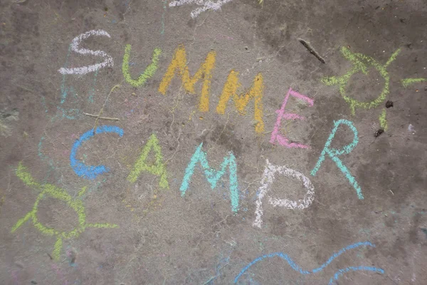 夏令营的横幅粉笔画 孩子的业余爱好 — 图库照片
