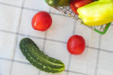 Domates ve salatalıktan yapılmış komik bir yüz. Yaz sebzeleri. Organik yiyecekler. Sağlıklı beslenme