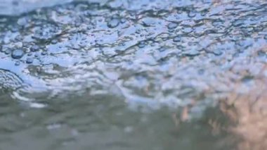 Camdan aşağı su akıyor. Soyut dalgalar. Fırtınalı yağmur havası. Aqua sakin rengi. 