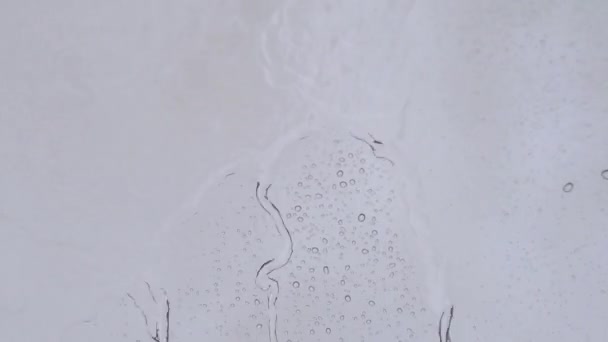 Skleněným Oknem Stékají Vody Abstraktní Vlny Bouřlivé Deštivé Počasí Aqua — Stock video