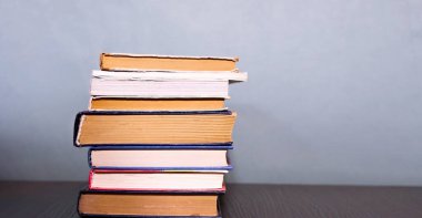 Bir yığın kitap afişi. Eğitim konsepti. Klasik edebiyat okuyorum. Bilimsel araştırma. Boşluğu kopyala