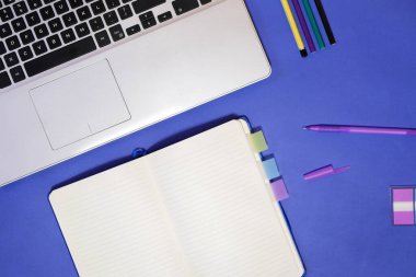 Düz dizüstü bilgisayarı ve sabit bir bilgisayarı vardı. Öğrenci masası. İşletme. Ofis işi konsepti. Klasik mavi arka plan. Evrak işleri.. 