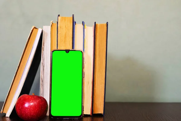 Internetbiblioteket Stack Böcker Och Smartphone Med Grön Skärm Utbildningskoncept Läser — Stockfoto