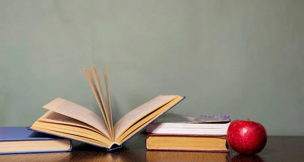 Bir yığın kitap afişi. Eğitim konsepti. Klasik edebiyat okuyorum. Bilimsel araştırma. Boşluğu kopyala