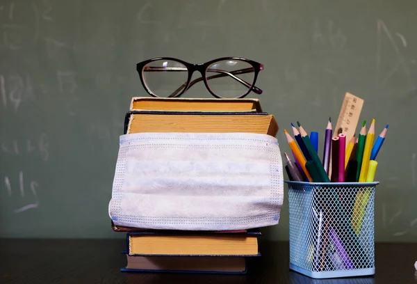 Stationär Böcker Och Handdesinfektionsmedel Ansiktsmask Tillbaka Till Skolan Medan Coronavirus — Stockfoto