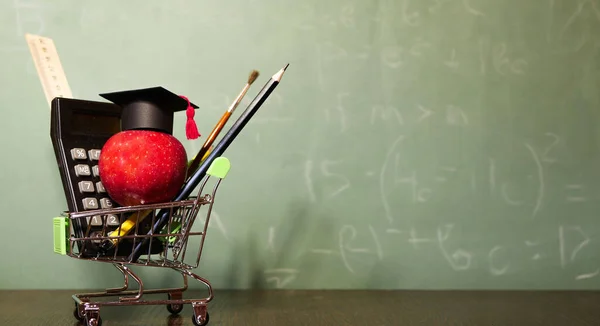 Cancelleria Nel Carrello Della Spesa Mela Col Cappello Laurea Ricevuto — Foto Stock