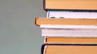 Gri arkaplanla ilgili bir yığın kitap. Uzayı kopyala Kendi kendine eğitim kavramı. Okumayı severim. 