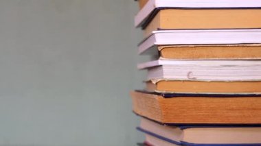 Gri arkaplanla ilgili bir yığın kitap. Uzayı kopyala Kendi kendine eğitim kavramı. Okumayı severim. 