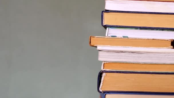 Nimm Ein Paar Bücher Stapel Literatur Auf Grauem Hintergrund Kopierraum — Stockvideo