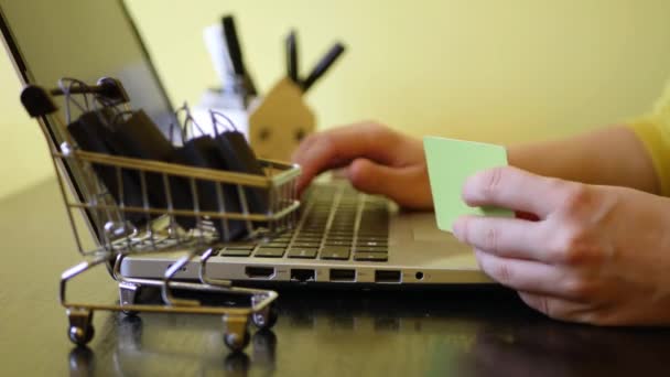 Жінка Вводить Код Кредитної Картки Клавіатурі Кошик Чорними Сумками Інтернет — стокове відео