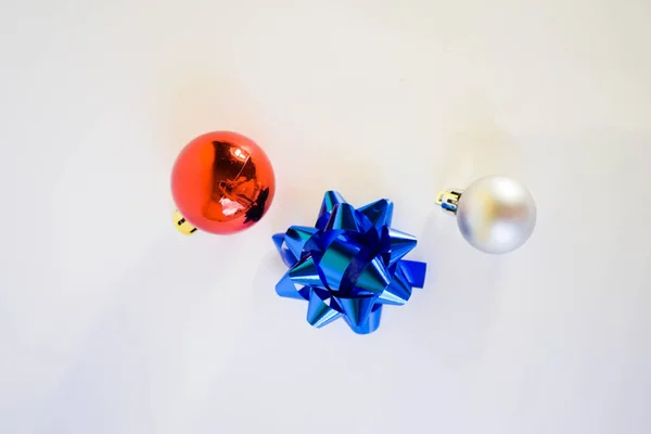 Weihnachtsdekoration Vereinzelt Weiße Und Rote Bälle Blaues Band — Stockfoto