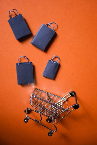 Platt Låg Kundvagn Med Papperspåsar Svart Fredag Levande Orange Färg — Stockfoto