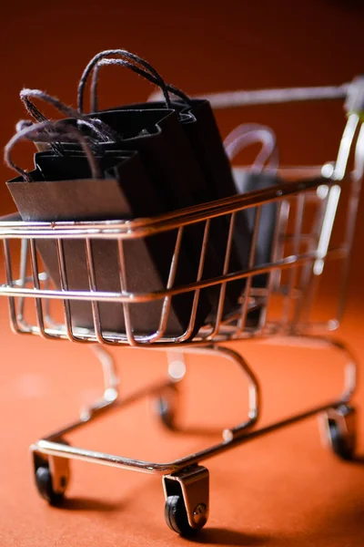 Kese Kağıdıyla Alışveriş Arabası Kara Cuma Nternetten Nternet Mağazası Dikey — Stok fotoğraf